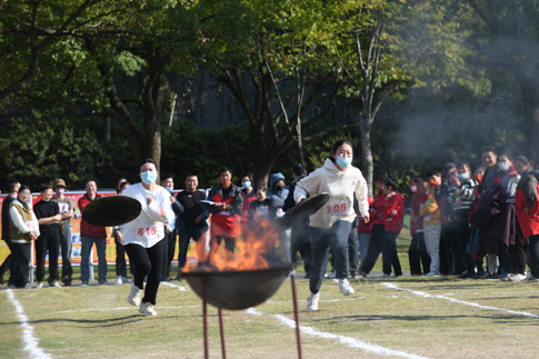 參賽運動員參與鍋蓋滅火項目.JPG