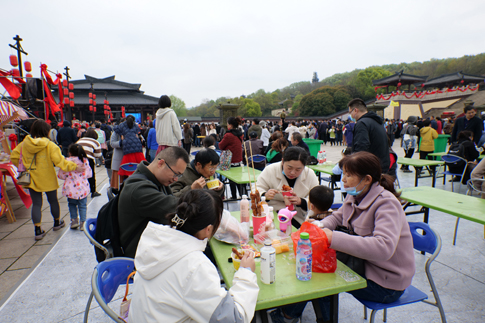 2無錫景區美食集市人氣火爆.JPG