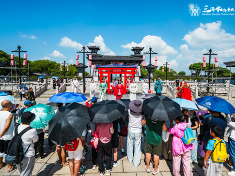 3無錫影視基地游客觀看中秋限定演出《月滿三國·中秋情》.jpg